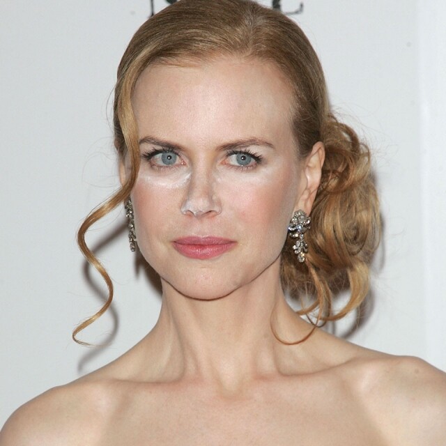 Nicole Kidman 本身皮膚白裡透紅，但仍然逃不過底妝出錯的災難！由於遮瑕膏不夠貼服，在燈光之下無所遁形。