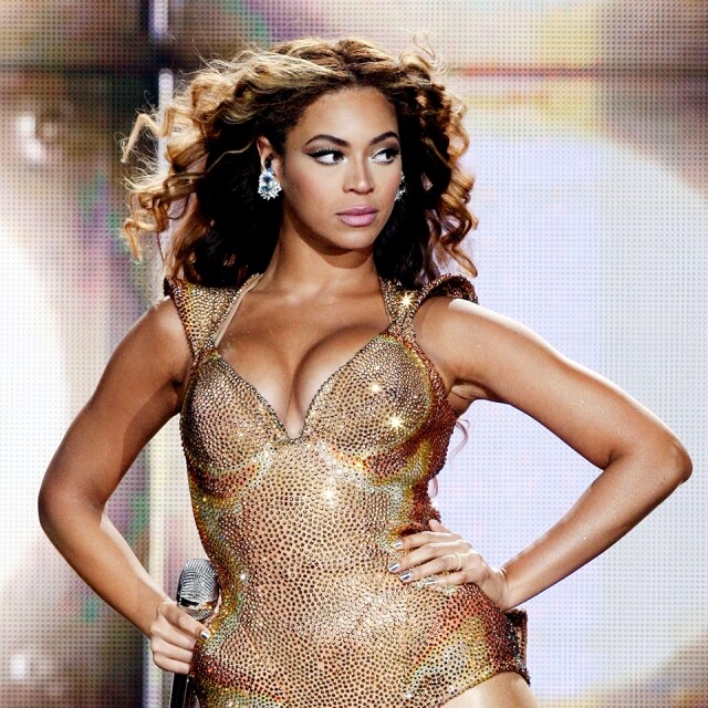 2. 立體貓眼妝 歐美流行樂壇的女王 Beyoncé，妝容與其形象一樣極具霸氣，她的招牌貓眼妝有股攝人的力量。Beyoncé 不經常使用名貴化妝品，但會巧妙地利用 metallic 質感的眼影和眼線打造出立體的貓眼妝，單單一個眼妝，可能已用上最少 4 種顏色的眼影。