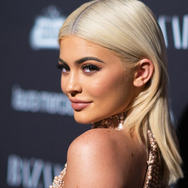 擁有個人化妝品牌 Kylie Cosmetics 的 Kylie Jenner 一直是 earth-tone 唇膏的愛好者，她用土色的唇膏反而更能突顯其立體的唇型。