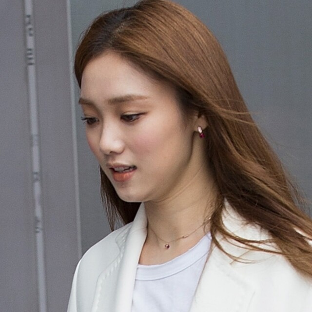 有「國民初戀」之稱的裴秀智只會化淡妝，塗上 earth-tone 唇膏的她特別親切甜美。離開少女時代後自創眼鏡品牌的 Jessica 鄭秀妍和最近與護膚品牌合作設計唇膏的李聖經，私下都愛使用 earth-tone 唇膏。