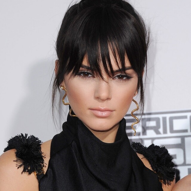 Kim Kardashian 及其家族成員都十分喜愛這種烘焙定妝法，所以 Kendall Jenner 的妝容貼服又層次分明。