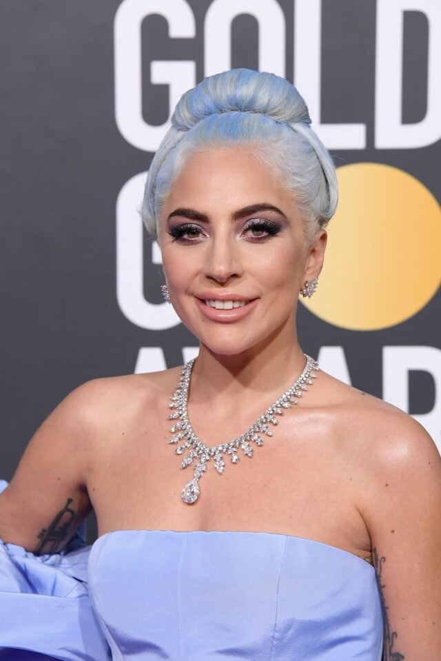 大熱倒灶的 Lady Gaga 以藍白色髮型及紫色 metallic 紫色配搭紫色連身裙,以 monotone 輕鬆 大熱倒灶的 Lady Gaga 以藍白色髮型及紫色 metallic 紫色配搭紫色連身裙,以 monotone 輕鬆