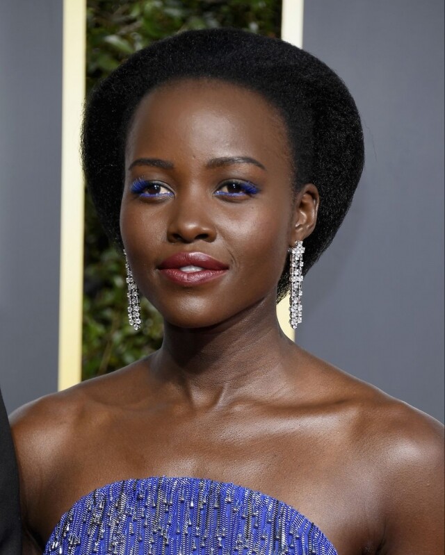 紫色不是皮膚白的人專利,Lupita Nyong'o 由眼影、眼線、至眼睫毛都塗上大熱紫色 紫色不是皮膚白的人專利,Lupita Nyong'o 由眼影、眼線、至眼睫毛都塗上大熱紫色