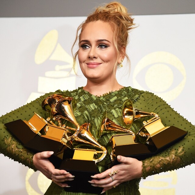 Adele 在第 59 屆格林美音樂頒獎禮（The 59th Grammy Awards）整個妝容以珊瑚色為主，眼影、胭脂和唇膏色調一致，帶來自然好氣色。她妝容就如得獎感言般，大方得體又充滿親切感。