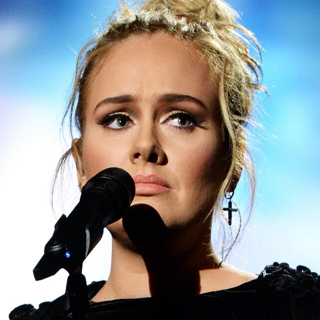 Adele 在第 59 屆格林美音樂頒獎禮（The 59th Grammy Awards）整個妝容以珊瑚色為主，眼影、胭脂和唇膏色調一致，帶來自然好氣色。她妝容就如得獎感言般，大方得體又充滿親切感。