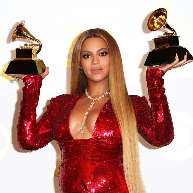 腹大便便的 Beyonce 以金碧輝煌的女王 look 在第 59 屆格林美音樂頒獎禮（The 59th Grammy Awards）台上載歌載舞，整個妝容以金色 shimmer 為主，唇色則用上最近掀起熱潮的偏啡啞緻唇膏。充滿女王氣勢的她，懷孕身材豐滿，妝容也夠立體！