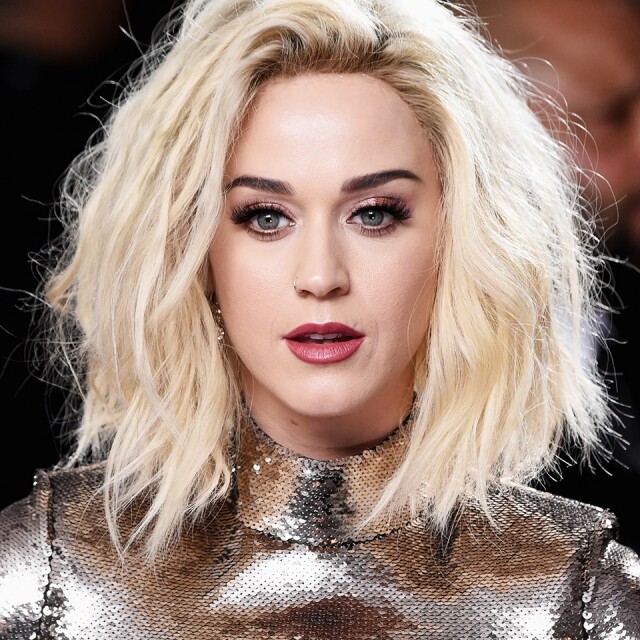 Katy Perry 以全新白金色 Bob 頭髮型亮相第 59 屆格林美音樂頒獎禮（The 59th Grammy Awards），其眼妝用上今季大熱的玫瑰金色。