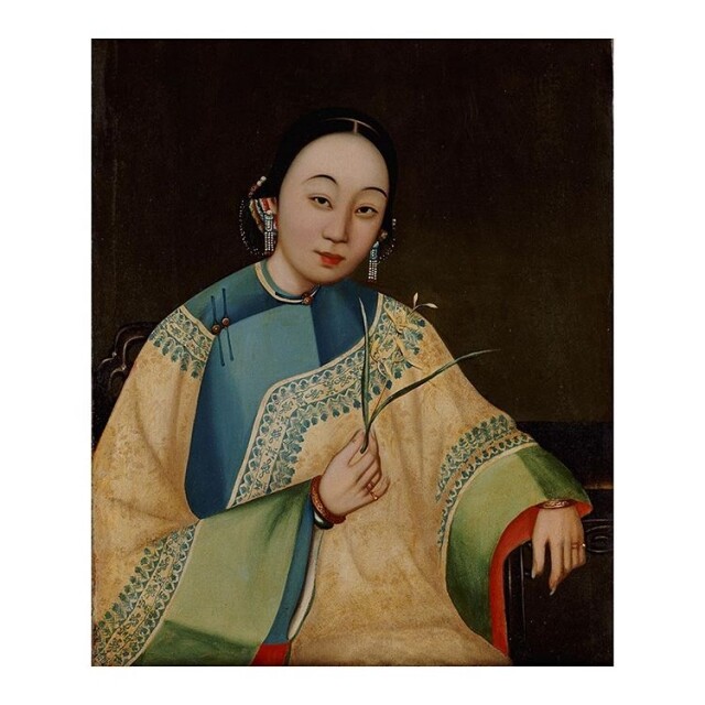 這幅 19 世紀清朝女人畫像用上西方鮮明色彩畫成，容易令人聯想到近期宮鬥劇《延禧攻略》和《如懿傳》的妃嬪打扮。