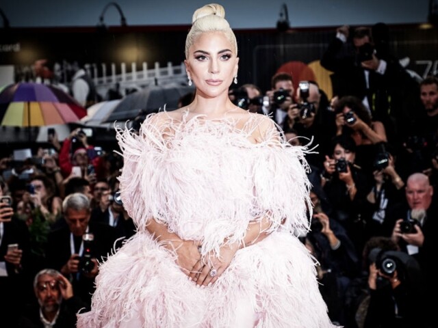 在剛過去的威尼斯影展， Lady Gaga 以一襲粉紅色 Valentino 晚裝登場， Sarah 在妝容上也花上不少心思