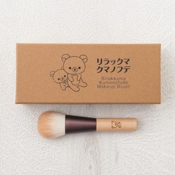 Rilakkuma 胭脂掃柄上刻有鬆弛熊圖案，刷毛更特意染成鬆弛熊的啡色，售 $3,996 日元。