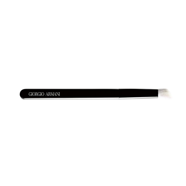 Giorgio Armani Angled Eye Brush 9 $480 斜角角度經過計算，更乎合眼形。山羊毛可令眼影粒子平均密鋪於眼窩之上。由日本專業書法毛筆權威設計，選料上乘。