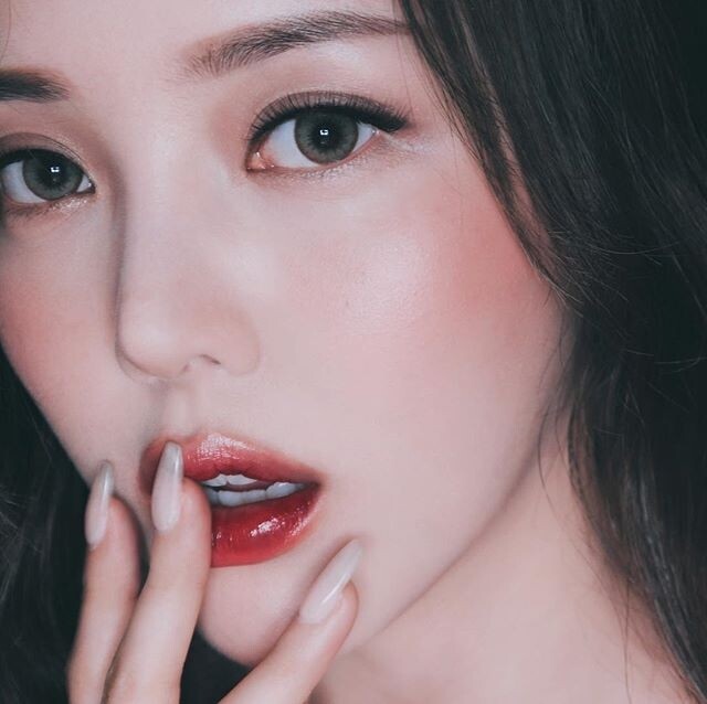 PONY 將胭脂放在面頰兩旁較後位置 PONY 將胭脂放在面頰兩旁較後位置