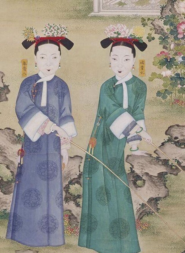 製作人於正為了證明咬唇妝的確是歷史上確實存在,更在微博上載了《玫貴妃春貴人行樂圖》,並指出《延禧攻略》的妝容全部都是參考這些清朝宮廷畫師所繪製的圖畫而定。 製作人於正為了證明咬唇妝的確是歷史上確實存在,更在微博上載了《玫貴妃春貴人行樂圖》,並指出《延禧攻略》的妝容全部都是參考這些清朝宮廷畫師所繪製的圖畫而定。