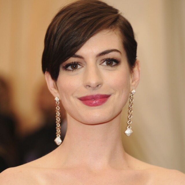 Anne Hathaway 最令人留下深刻印象的標記就是她的紅色唇妝和燦爛笑容,她白晳的皮膚能將鮮紅色的唇膏襯托得恰到好處。 Anne Hathaway 最令人留下深刻印象的標記就是她的紅色唇妝和燦爛笑容,她白晳的皮膚能將鮮紅色的唇膏襯托得恰到好處。