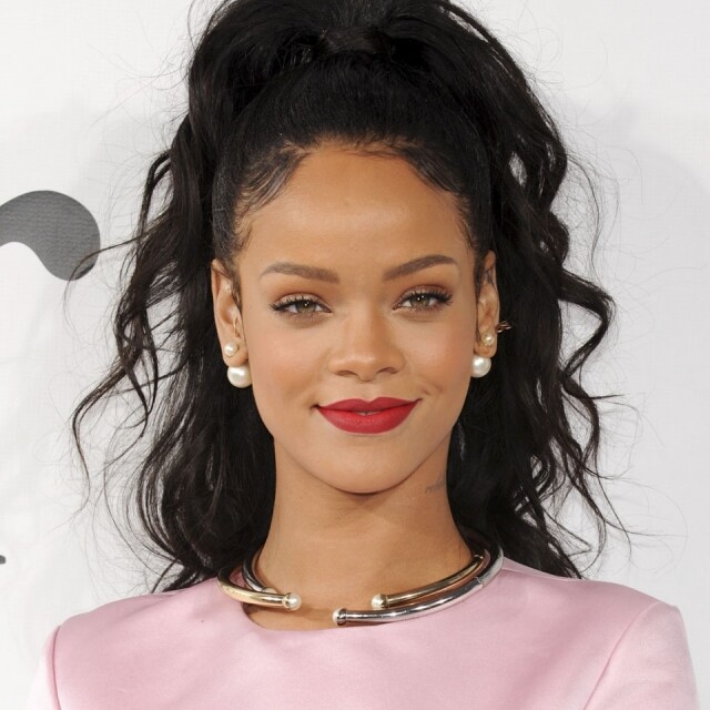 「紅唇 icon」Rihanna 雖然皮膚黝黑，但卻能 hold 住全世界所有唇色