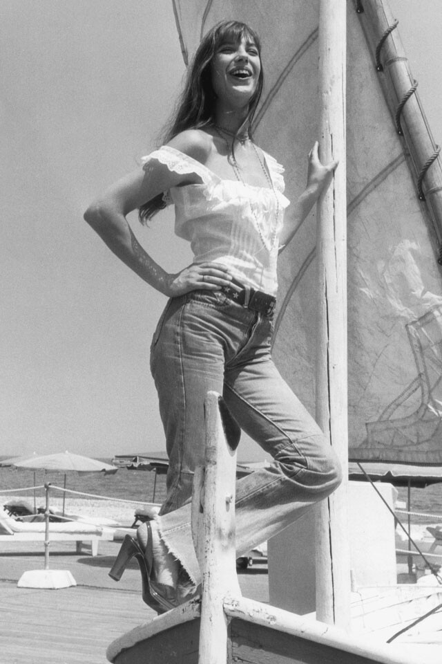 雖然與全盛時期相隔了幾十年，但 Jane Birkin 依然是我們的衣著靈感繆思。她出生於英國，但天生擁有法式的率性靈魂，移居到法國後反而比法國女生更法國。她最愛的衣服除了 T-shirt、牛仔褲，就是蕾絲花邊背心和 crop top 了。
