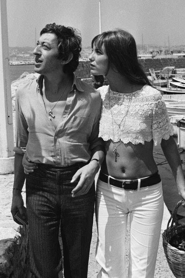 只要有機會，Jane Birkin 都會毫不吝嗇於展現她的腰部。她在 60 年代與法國歌王 Serge Gainsbourg 遊船河時的裝束，感覺小鳥依人卻又不失豪邁的個性特質，整個 outfit 成為了一個經典。