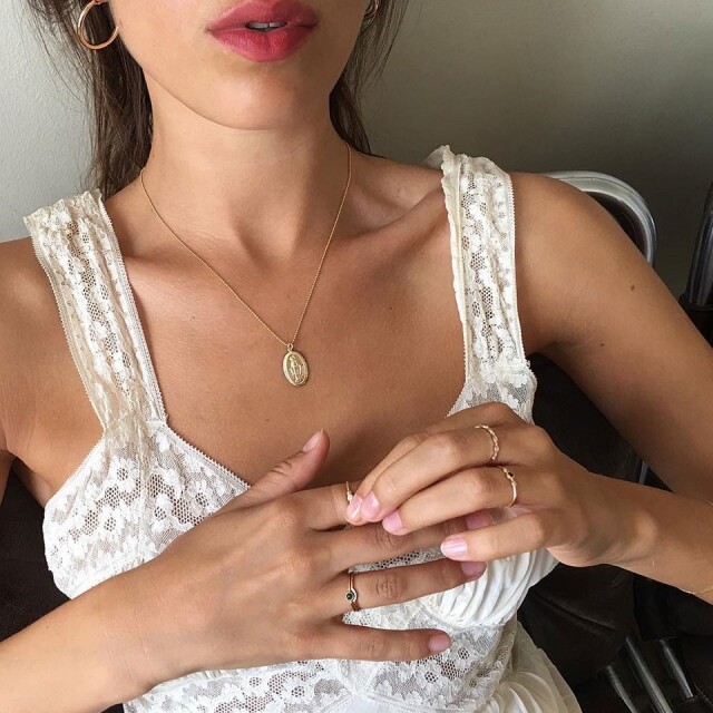 來到今時今日，法國 KOL 代表 Jeanne Damas 也對白色蕾絲上衣愛不釋手。在她最近的 Instagram 照片中，不斷展示多件 lace top，即使只影到衣服的一角，但仍然極具吸引力。