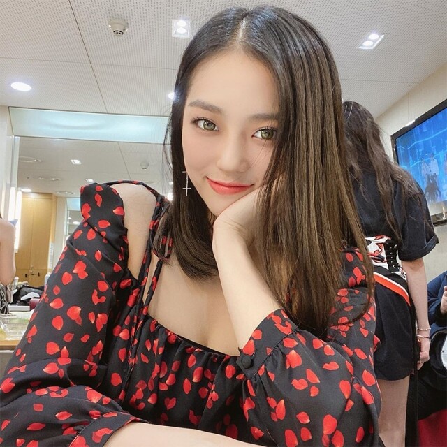 CLC 成員睿恩中長直髮突出小臉輪廓 CLC 成員睿恩中長直髮突出小臉輪廓