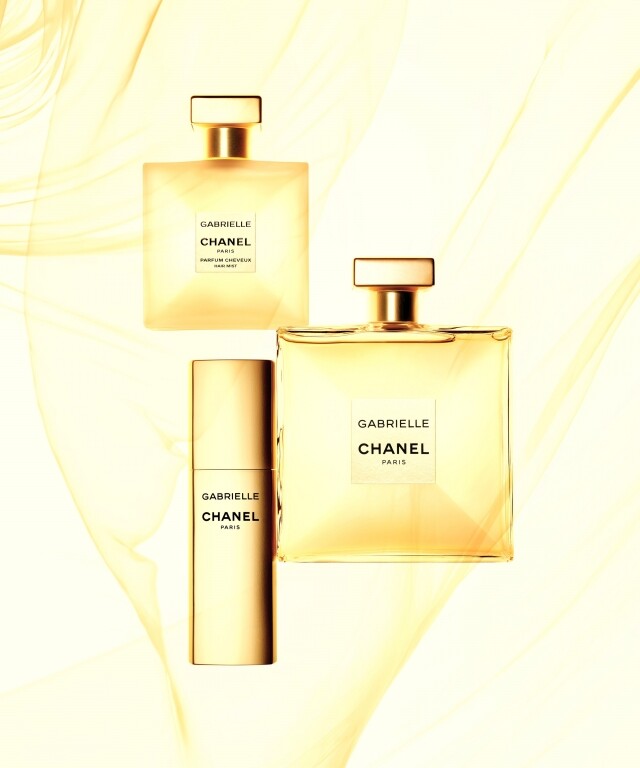 Gabrielle Chanel 不會知道在巴黎會遇上狄米崔大公爵，你也永遠不會知道在旅行或街角發生一場突如其來的偶遇。讓人好好記得你專屬的 GABRIELLE CHANEL ESSENCE 香味，旅行或每天將全新的旅行裝香水及髮香噴霧帶在身上，