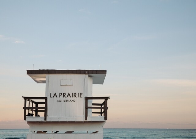 La Prairie 在去年底的 Art Basel Miami 與西班牙藝術家Pablo Valbuena 合作，展出名為 "Wave" 的光影藝術裝置
