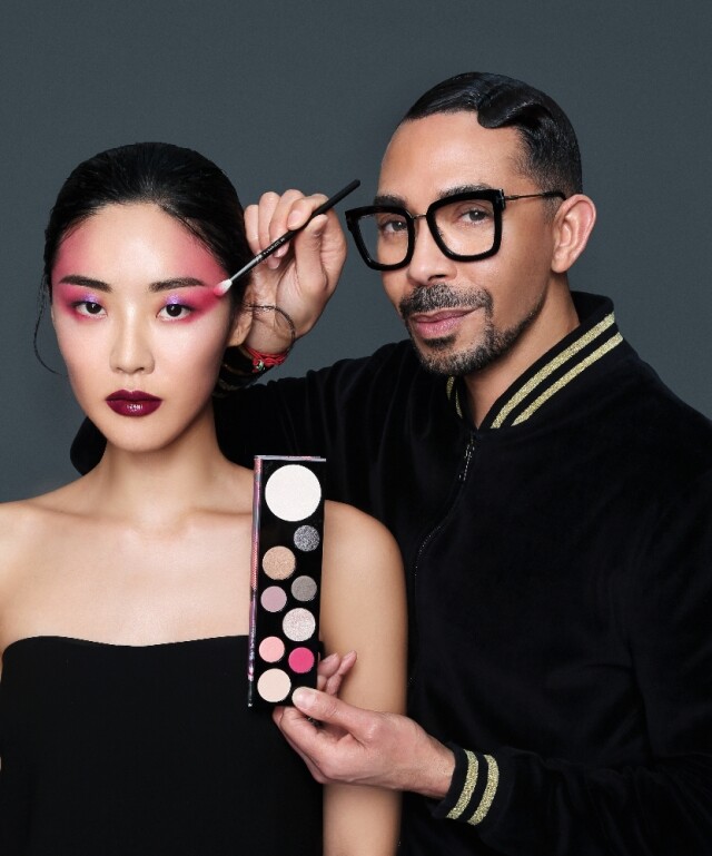 M.A.C 全球彩妝藝術總監 Romero Jennings 示範的 2018 春夏彩妝。