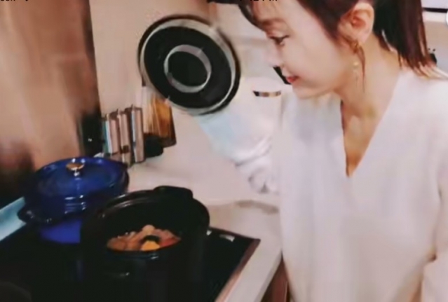 秦嵐在微博發佈短片，由她揭開湯鍋的蓋子並說