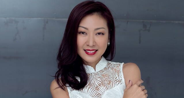 Grace Choi (蔡毅明)是本地時裝品牌Yi-Ming的設計師， 作品主要是糅合東西方元素的旗袍，保留傳統之餘又可展現時尚元素。 至於護膚方面，她偏好天然成分，希望使用時更安心、放心。