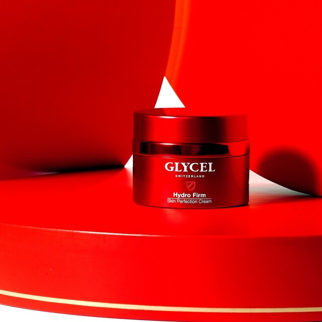 GLYCEL Hydro Firm Skin Perfection Cream 糅合護膚的燕窩精華及抗老的極地雪藻,促進肌膚新陳代謝,激活膠原再生,發揮高度緊緻功效,強化細胞修復效能,延緩肌膚衰老。具有保濕紓緩功效的紫茉莉萃取精華,可提升細胞的補水能力,為肌膚輸送充足水分,同時鎮靜皮膚,有效減淡細紋,改善彈性,讓肌膚回復水潤飽滿。 GLYCEL Hydro Firm Skin Perfection Cream 糅合護膚的燕窩精華及抗老的極地雪藻,促進肌膚新陳代謝,激活膠原再生,發揮高度緊緻功效,強化細胞修復效能,延緩肌膚衰老。具有保濕紓緩功效的紫茉莉萃取精華,可提升細胞的補水能力,為肌膚輸送充足水分,同時鎮靜皮膚,有效減淡細紋,改善彈性,讓肌膚回復水潤飽滿。
