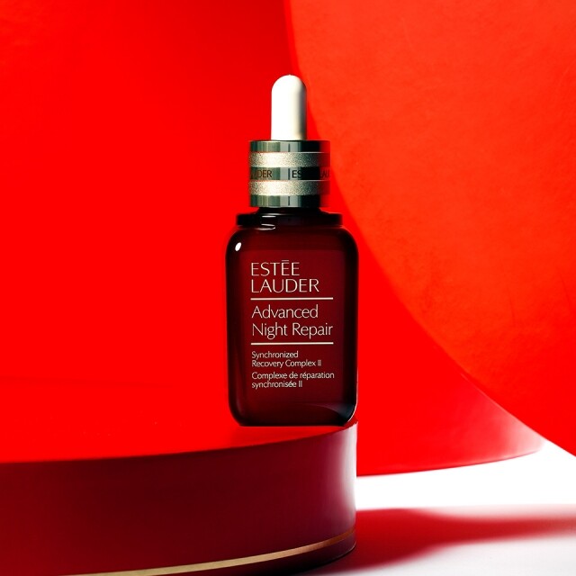 ESTÉE LAUDER Advanced Night Repair Synchronized Recovery Complex II 採用革命性基因排毒淨化協調技術,結合細胞自癒系統,為日間受損的DNA進行自我排毒淨化過程,增強皮膚細胞本身自癒系統的活動能力,支援肌膚天然同步進行修護,讓肌膚回復協調運作,全面提升晚間的修護效果,有效減淡皺紋,改善老化跡象。加上高濃度透明質酸,帶出深層保濕及紓緩功效,令肌膚更有光澤,膚色更均勻。 ESTÉE LAUDER Advanced Night Repair Synchronized Recovery Complex II 採用革命性基因排毒淨化協調技術,結合細胞自癒系統,為日間受損的DNA進行自我排毒淨化過程,增強皮膚細胞本身自癒系統的活動能力,支援肌膚天然同步進行修護,讓肌膚回復協調運作,全面提升晚間的修護效果,有效減淡皺紋,改善老化跡象。加上高濃度透明質酸,帶出深層保濕及紓緩功效,令肌膚更有光澤,膚色更均勻。