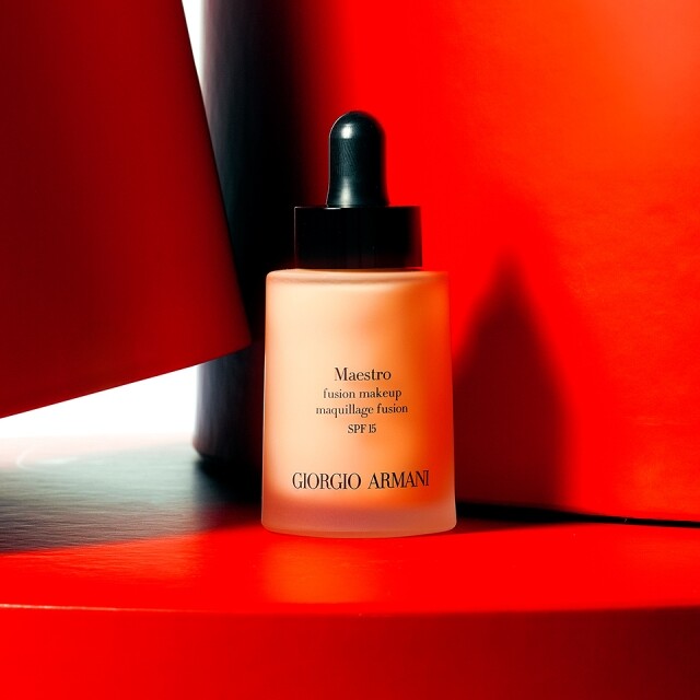 GIORGIO ARMANI Maestro Fusion Makeup SPF 15 質感細滑,融合5種擁有不同揮發速度的油分,透過智能色素科技,能因應不同溫度作出調節,令色素均勻分佈,與肌膚自然融合。由柔軟粒子營造的修正薄膜,遮蓋肌膚表面的瑕疵,保持透薄妝感。蓮花油精華中蘊含保濕因子,具有抗游離基功能,賦予肌膚高度修護,打造啞緻明亮妝效,迎合各種膚色,油性肌膚亦適用。 GIORGIO ARMANI Maestro Fusion Makeup SPF 15 質感細滑,融合5種擁有不同揮發速度的油分,透過智能色素科技,能因應不同溫度作出調節,令色素均勻分佈,與肌膚自然融合。由柔軟粒子營造的修正薄膜,遮蓋肌膚表面的瑕疵,保持透薄妝感。蓮花油精華中蘊含保濕因子,具有抗游離基功能,賦予肌膚高度修護,打造啞緻明亮妝效,迎合各種膚色,油性肌膚亦適用。