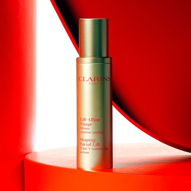 CLARINS Shaping Facial Lift 融合巴西香可可、柿果及紅球薑3大高效天然植物萃取成分的尖端「V輪廓微塑科技」,一方面幫助分解面部積存的脂肪,排走多餘水分,另一方面抑制皮膚細胞內的糖化作用,阻止皮膚纖維組織因過氧糖化而變得鬆弛,減緩鬆弛速度,重塑面頸重點部位線條,去除頸顎浮腫,令蘋果肌更立體,全方位提升面部輪廓,達致纖顏效果。 CLARINS Shaping Facial Lift 融合巴西香可可、柿果及紅球薑3大高效天然植物萃取成分的尖端「V輪廓微塑科技」,一方面幫助分解面部積存的脂肪,排走多餘水分,另一方面抑制皮膚細胞內的糖化作用,阻止皮膚纖維組織因過氧糖化而變得鬆弛,減緩鬆弛速度,重塑面頸重點部位線條,去除頸顎浮腫,令蘋果肌更立體,全方位提升面部輪廓,達致纖顏效果。