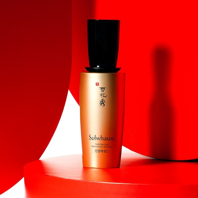 SULWHASOO Timetreasure Renovating Serum EX 以珍罕赤松中獨有的專利成分逆齡活膚精萃配方,糅合Encapsulation Technology專利技術,喚醒深層肌膚能量,強化保護屏障,抑制老化的連鎖反應,對付暗沉、細紋及鬆弛等問題。加上抗氧化複合物能改善肌膚的天然抵抗力,重新激活肌膚正常代謝,減少皺紋出現,提升肌膚光采;赤松清香具有寧神鎮靜作用,促進精華的吸收。 SULWHASOO Timetreasure Renovating Serum EX 以珍罕赤松中獨有的專利成分逆齡活膚精萃配方,糅合Encapsulation Technology專利技術,喚醒深層肌膚能量,強化保護屏障,抑制老化的連鎖反應,對付暗沉、細紋及鬆弛等問題。加上抗氧化複合物能改善肌膚的天然抵抗力,重新激活肌膚正常代謝,減少皺紋出現,提升肌膚光采;赤松清香具有寧神鎮靜作用,促進精華的吸收。