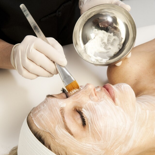 凹凸洞的治療可以利用果酸丶激光丶皮下填充劑甚至乎皮膚外科手術去治療