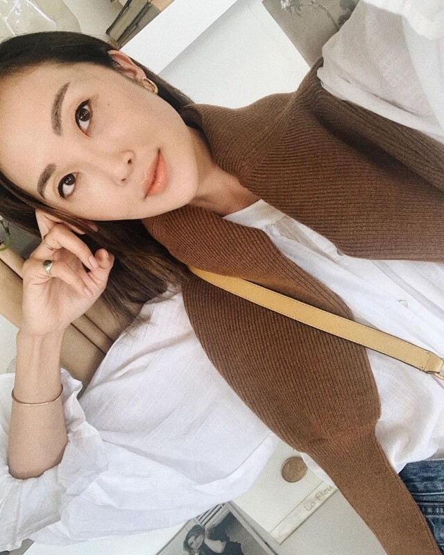 韓裔時尚博客 Chriselle Lim愛使用「AB」的面霜作日常護膚，一枝滿足抗衰老、保濕、改善肌膚光澤幾個功用，省下日常護膚時間。
