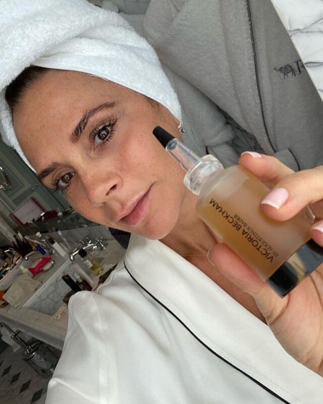 Victoria Beckham 自家品牌的美容產品在美妝界數一數二,Victoria Beckham 的無瑕肌膚相信就是最好證明。 Victoria Beckham 自家品牌的美容產品在美妝界數一數二,Victoria Beckham 的無瑕肌膚相信就是最好證明。