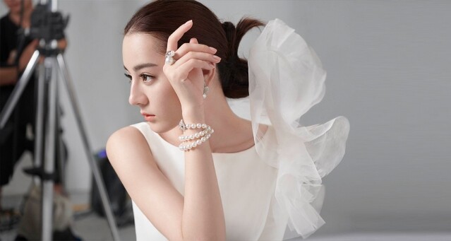 迪麗熱巴成大中華區第一位代言人！廣告最吸睛的是她的珍珠肌和白嫩手