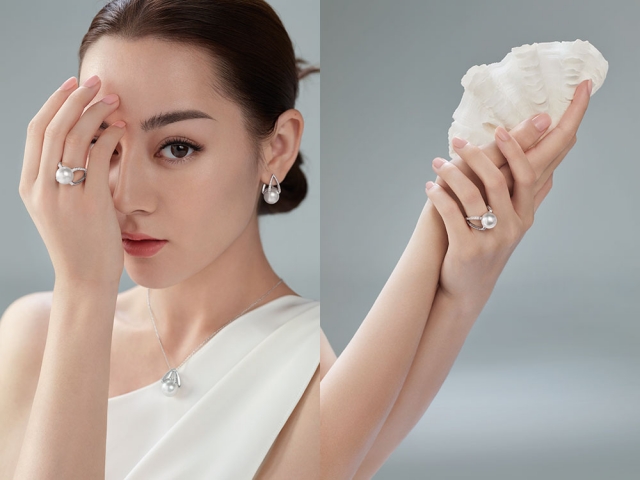攝影師特別為迪麗熱巴的雙手拍特寫，既和諧展示了珍珠首飾，也印證了牛奶對她的皮膚真有如此大的美容功效！