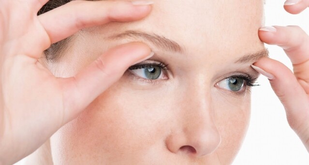 勤做眼部按摩，有效去除浮腫及黑眼圈等，也有提升作用