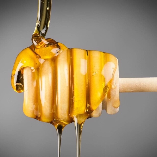 蜂蜜在護膚方面有很顯著功效,能保濕及帶來深層滋潤。而 manuka honey 更具抗菌成分,能紓緩敏感,加強皮膚的防禦力。 蜂蜜在護膚方面有很顯著功效,能保濕及帶來深層滋潤。而 manuka honey 更具抗菌成分,能紓緩敏感,加強皮膚的防禦力。