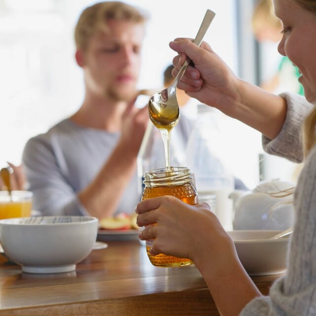 除了用於護膚，進食優質蜂蜜也可保持皮膚及身健康，紓緩傷風感冒所引致的症狀及滋潤喉嚨。