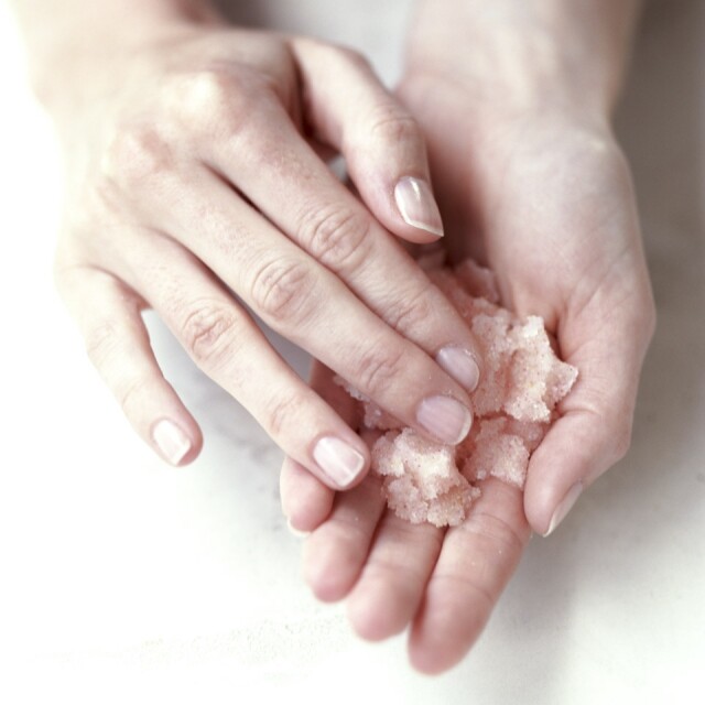 使用磨砂去暗瘡印，可能會刺激皮膚。