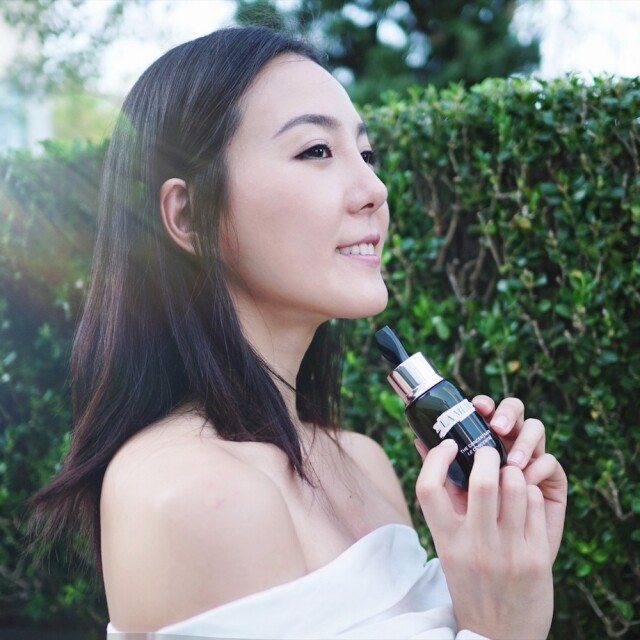 名媛、明星化妝台上必備聖品!一瓶即可修補肌膚所有的問題 名媛、明星化妝台上必備聖品!一瓶即可修補肌膚所有的問題
