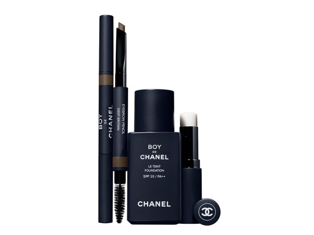 BOY DE CHANEL 系列的包裝設計用上午夜深藍作主色調，重點推出三款全新產品：粉底、護唇膏及眉筆 。