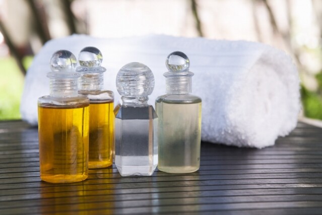 護膚油的成分多以天然植物精華油為主，不同的精華油成分有截然不同的功效
