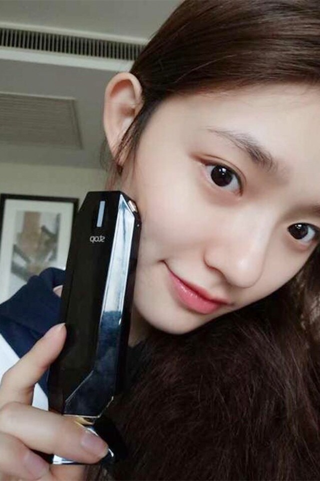 當中 RF 美容儀就能做到緊緻皮膚的功效,亦可增加皮層的膠原蛋白,令臉部減齡,緊緻容易顯老的嘴邊肉與消退法令紋。 當中 RF 美容儀就能做到緊緻皮膚的功效,亦可增加皮層的膠原蛋白,令臉部減齡,緊緻容易顯老的嘴邊肉與消退法令紋。