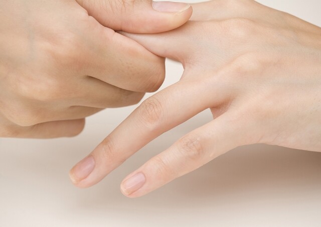 閒時按摩雙手，促進血液循環，可令手部皮膚保持柔軟嫩滑