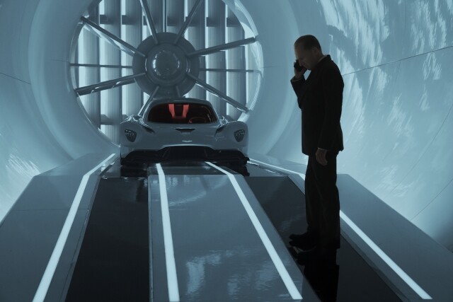而一如過往，《007: 生死有時》亦有各種高科技產品登場，包括能開槍又噴煙的 Aston Martin DB5