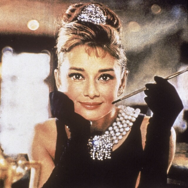 片中 Audrey 就時常以黑色背心連身晚禮服出現，頭上帶著低調但高貴的皇冠