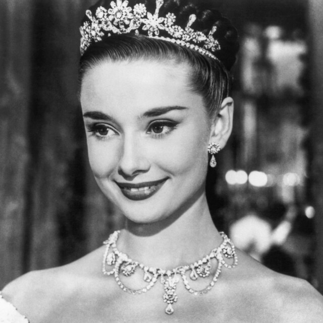 片中飾演公主的 Audrey 把前陰梳起，帶上較顯眼的皇冠，梨渦淺笑，同樣傾心。